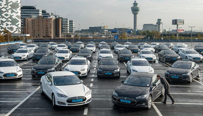 Tesla-Model_S-taxi-Amsterdam-Schiphol-Airport
