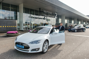 Tesla-Model_S-taxi-Schiphol-Amsterdam-Airport