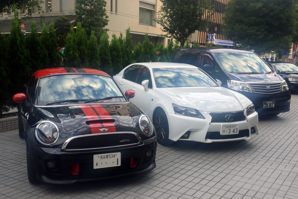 Mini_Coupe-Lexus_GS-Toyota_Alphard-Japanese-street_scene-2015
