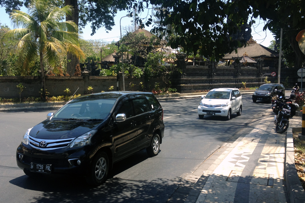 Toyota_Avanza-Bali-Indonesia-street_scene-2015