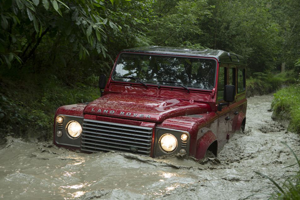 Land_Rover-Defender-90-river-wade