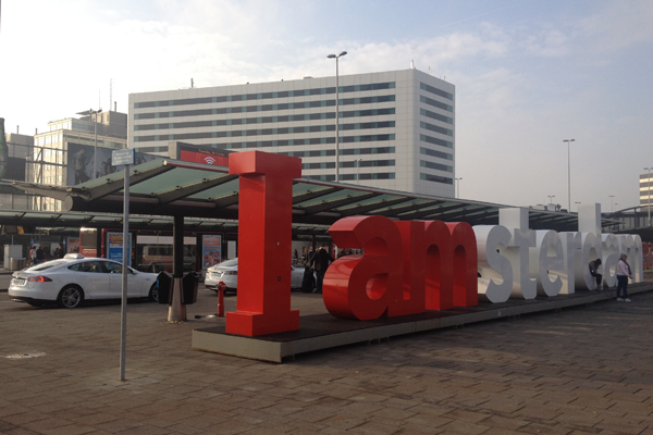Tesla-Model_S-EV-taxi-Schiphol-Amsterdam-Airport