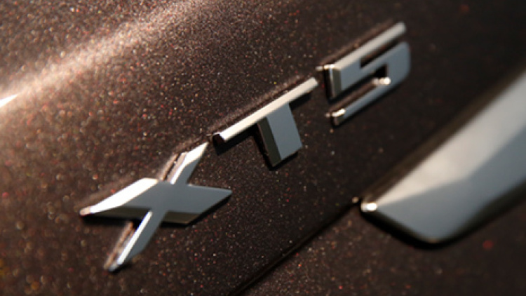 Cadillac XT5 badge