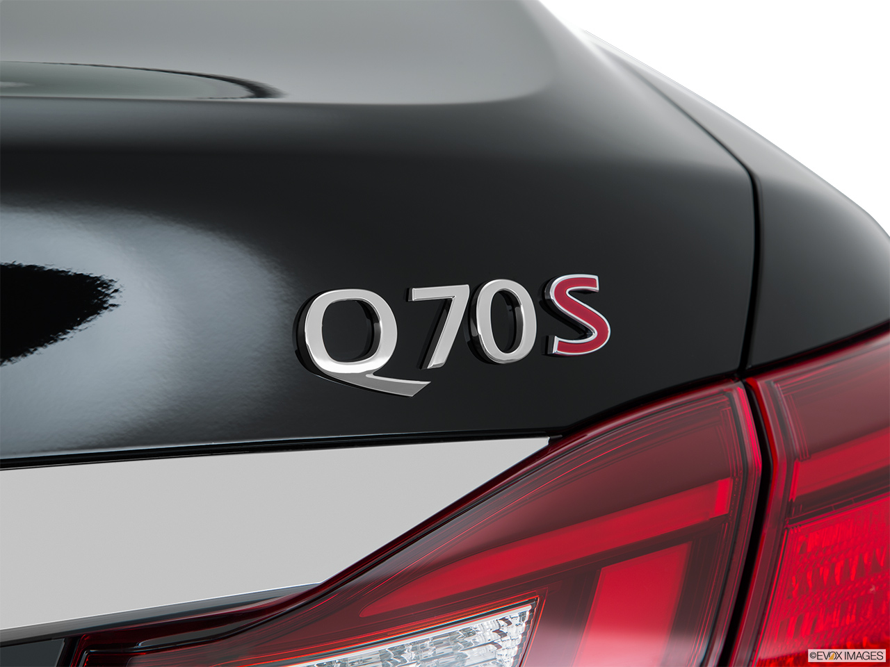 Infiniti Q70S badge