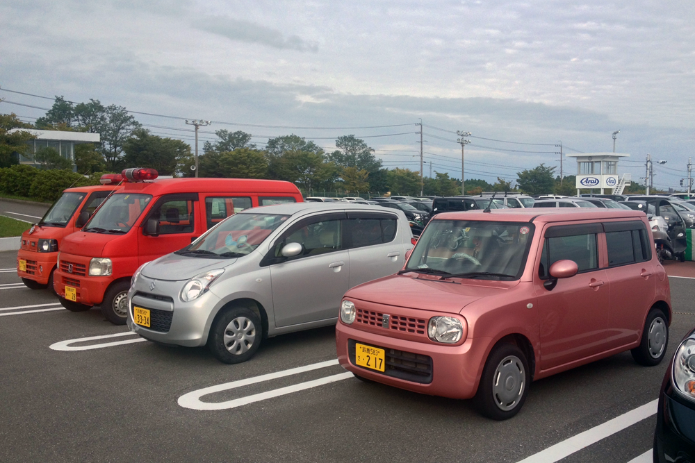 Suzuki_Lapin-Suzuki_Alto-Honda_Vamos-front-Japanese-street_scene-2015
