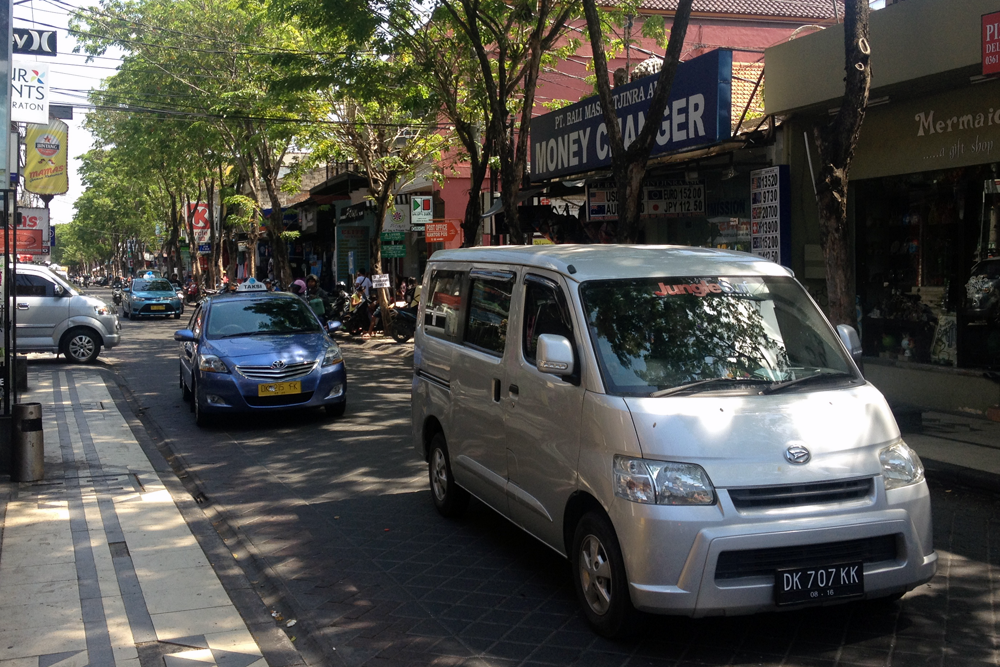 Daihatsu_Gran_max_Luxio-Toyota_Vios_Taxi-Suzuki_APV-Bali-Indonesia-street_scene-2015
