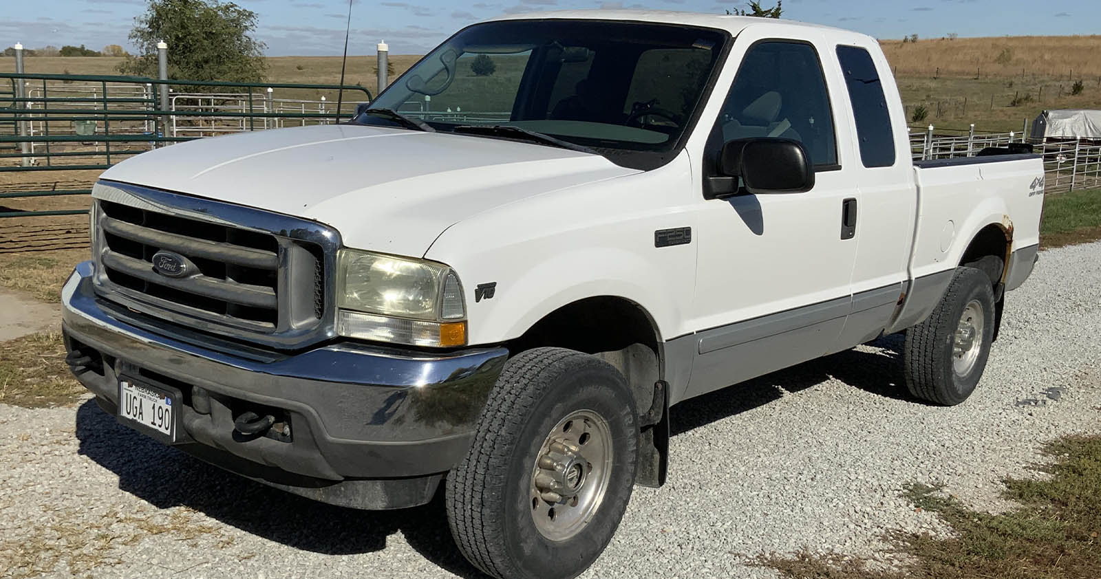 2002 white Ford F-250 Power Stroke Super Duty 4x4 extended cab pickup