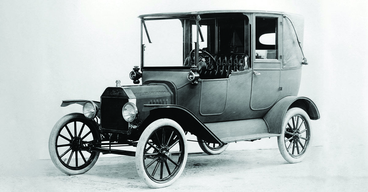 Old photo of a 1908 Ford Model T